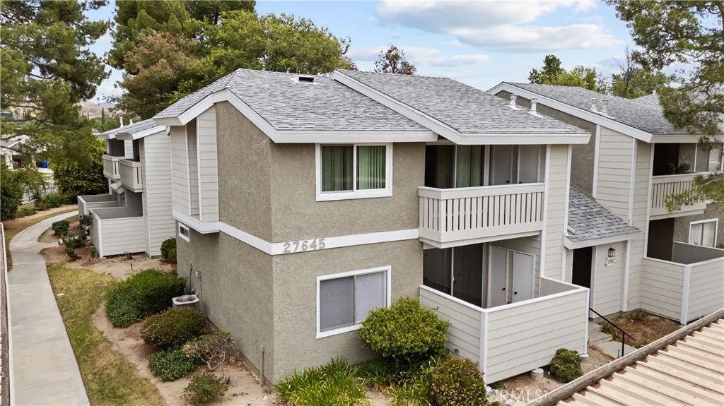 27645 Susan Beth A, Saugus, CA 91350