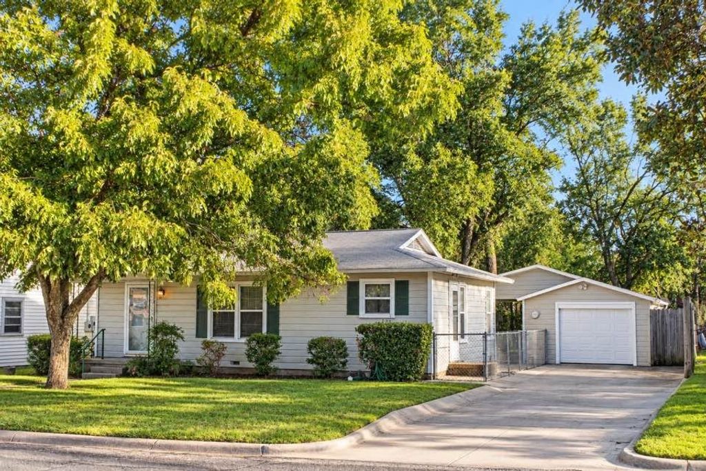 611 Rose Avenue, Cleburne, TX 76033