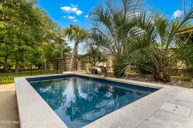 104 Diamond Point Court, Surf City, NC 28445