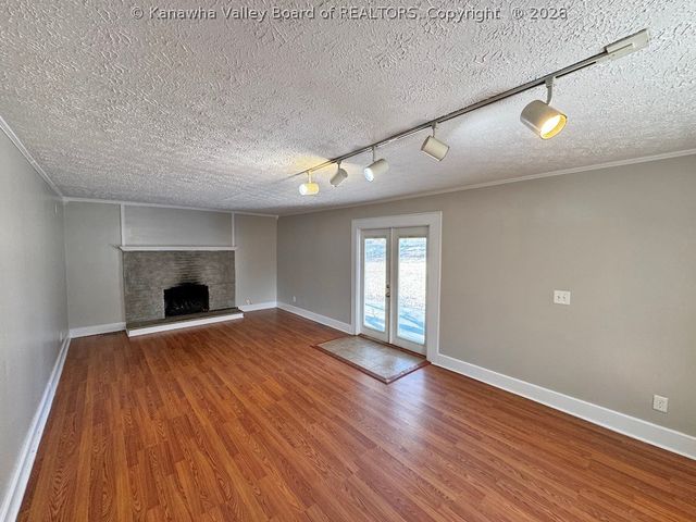 70 Chestnut Road, Elkview, WV 25071