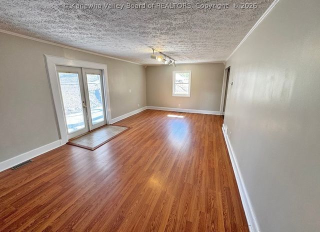 70 Chestnut Road, Elkview, WV 25071