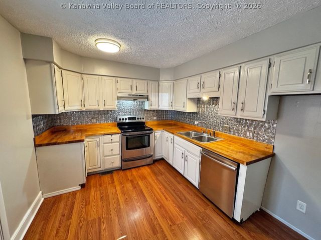 70 Chestnut Road, Elkview, WV 25071