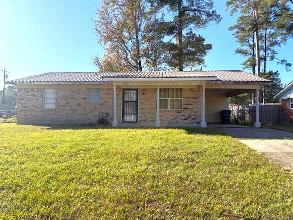 611 Magnolia St, New Llano, LA 71461