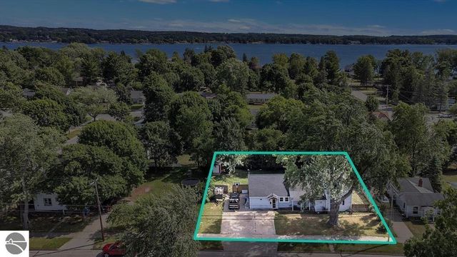 817 Walnut Street, Cadillac, MI 49601