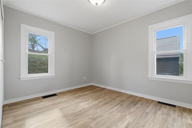 8967 Elm St, Mccandless, PA 15101