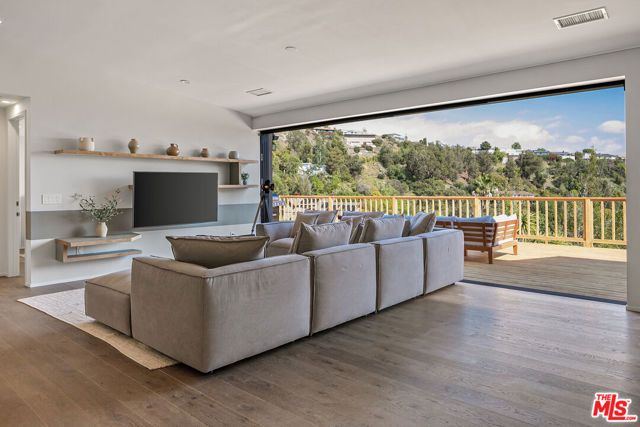 2612 Carman Crest Drive, Los Angeles, CA 90068