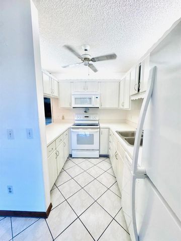 604 SE Castle Court D, Port St. Lucie, FL 34952