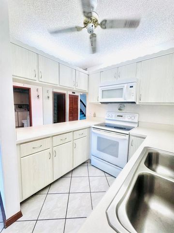 604 SE Castle Court D, Port St. Lucie, FL 34952
