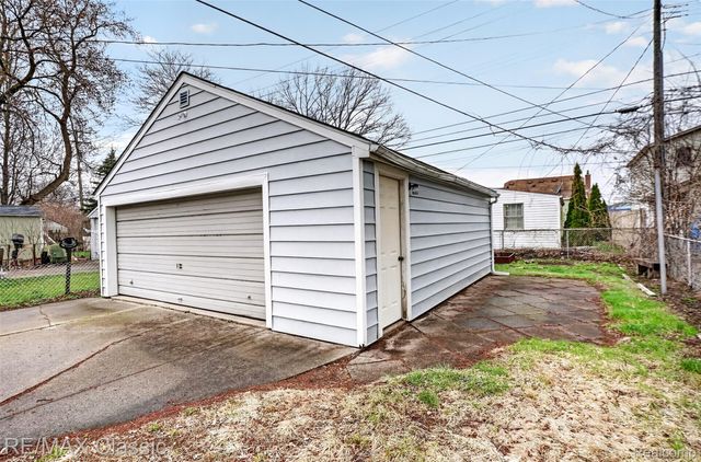 27359 Brettonwoods Street, Madison Heights, MI 48071