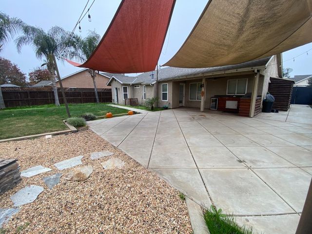 2805 Badger Flat Avenue, Tulare, CA 93274