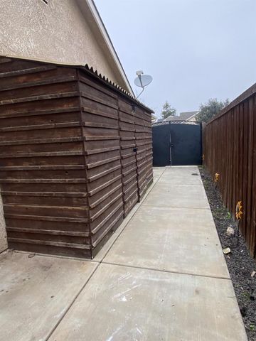 2805 Badger Flat Avenue, Tulare, CA 93274