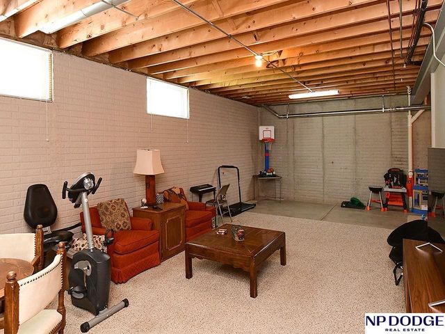6811 N 122 Court, Omaha, NE 68142