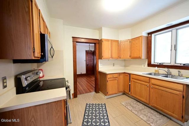 11 Brayton Street, Colonie, NY 12205