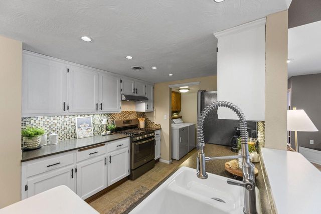 909 York Imperial DRIVE, Oconomowoc, WI 53066