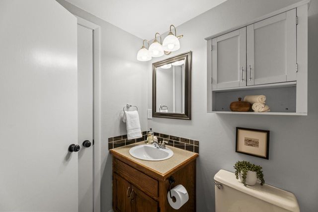 909 York Imperial DRIVE, Oconomowoc, WI 53066