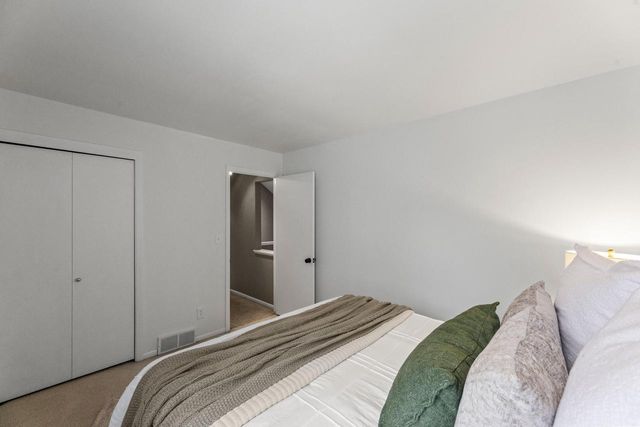 909 York Imperial DRIVE, Oconomowoc, WI 53066