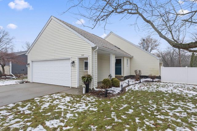 909 York Imperial DRIVE, Oconomowoc, WI 53066