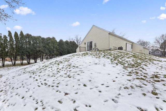 909 York Imperial DRIVE, Oconomowoc, WI 53066