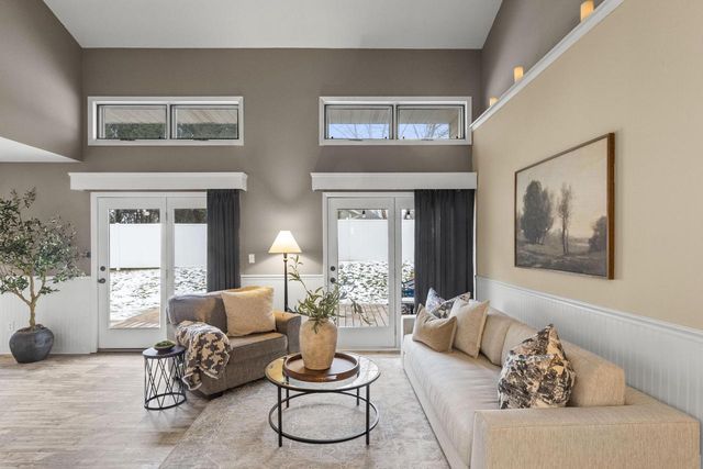 909 York Imperial DRIVE, Oconomowoc, WI 53066