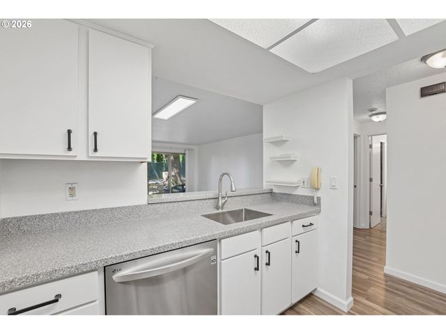 10141 Sw TRAPPER Ter, Beaverton, OR 97008