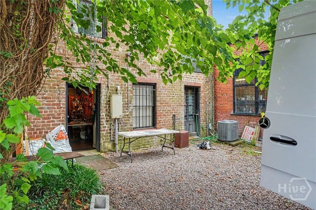 10 W Liberty Street, Savannah, GA 31401
