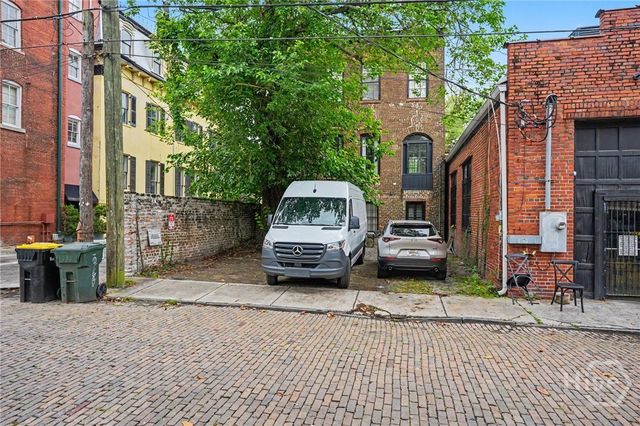 10 W Liberty Street, Savannah, GA 31401