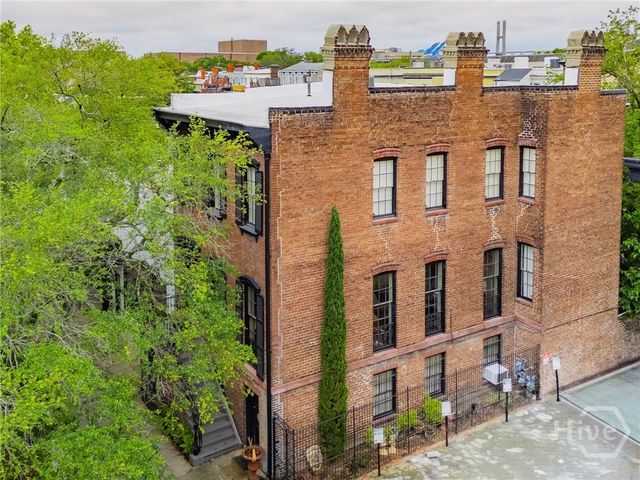 10 W Liberty Street, Savannah, GA 31401