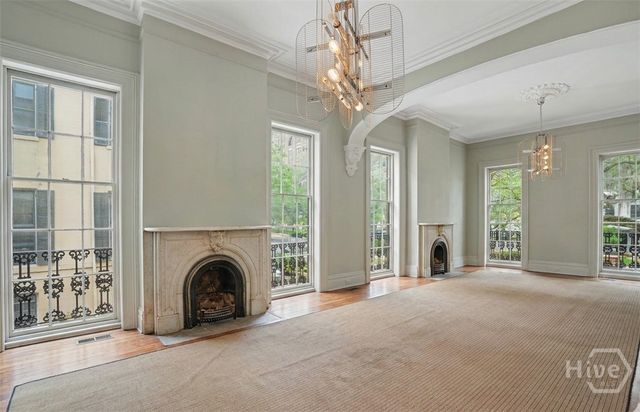 10 W Liberty Street, Savannah, GA 31401