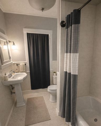 452 S 8th St, Salina, KS 67401