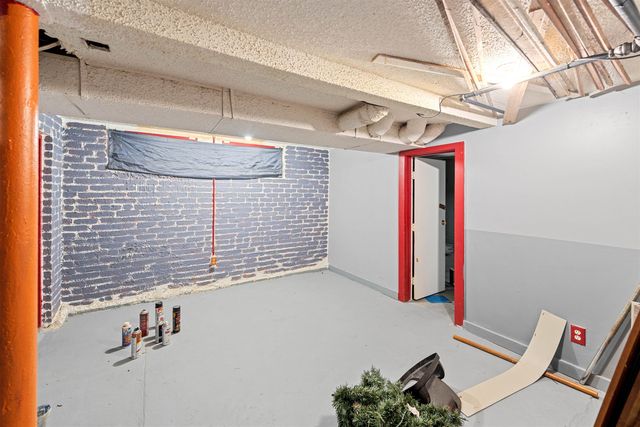 452 S 8th St, Salina, KS 67401