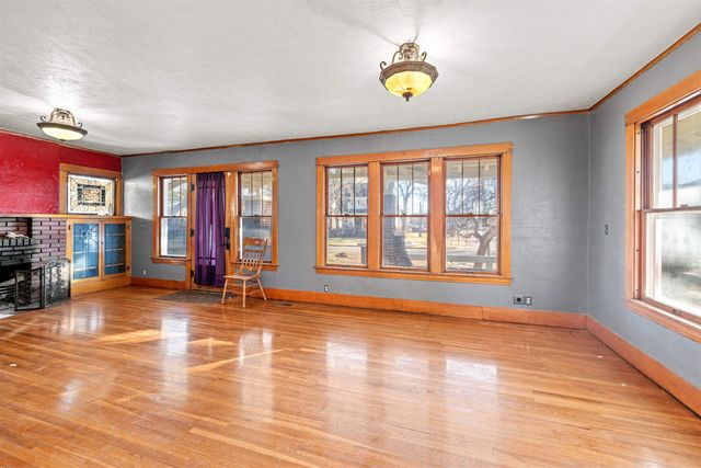 452 S 8th St, Salina, KS 67401