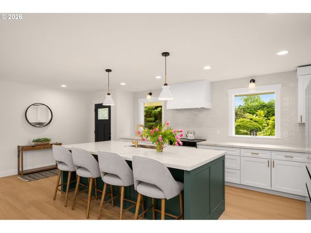 570 Nw BIRDSDALE Ave Nw, Gresham, OR 97030