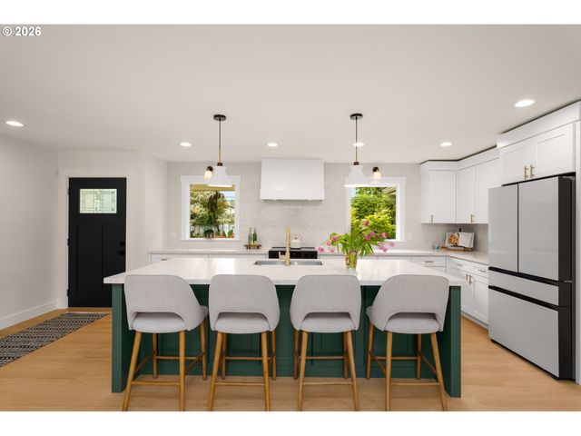 570 Nw BIRDSDALE Ave Nw, Gresham, OR 97030