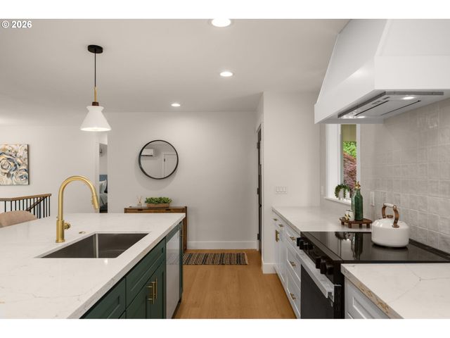 570 Nw BIRDSDALE Ave Nw, Gresham, OR 97030