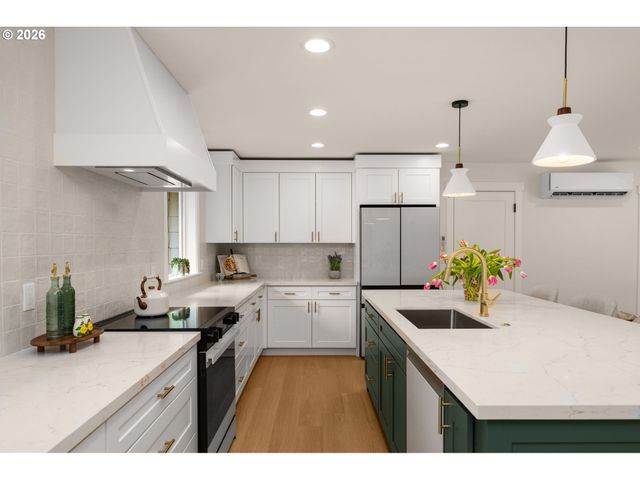 570 Nw BIRDSDALE Ave Nw, Gresham, OR 97030
