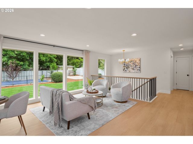 570 Nw BIRDSDALE Ave Nw, Gresham, OR 97030