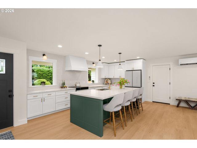 570 Nw BIRDSDALE Ave Nw, Gresham, OR 97030