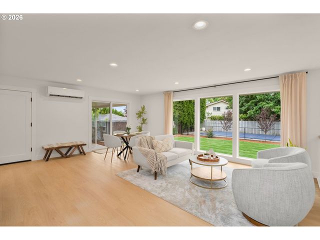 570 Nw BIRDSDALE Ave Nw, Gresham, OR 97030