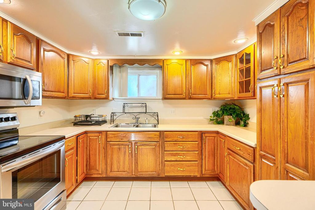 Image 10 of property listing at 212-A EVANS ST, Glen Burnie, MD 21060
