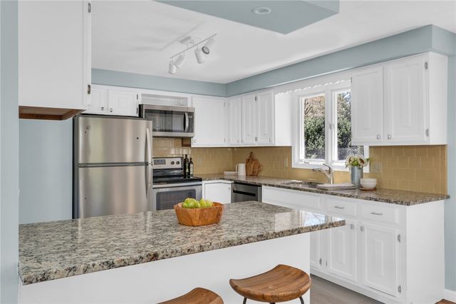 6 Acre Avenue, Barrington, RI 02806
