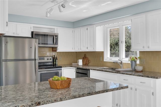 6 Acre Avenue, Barrington, RI 02806