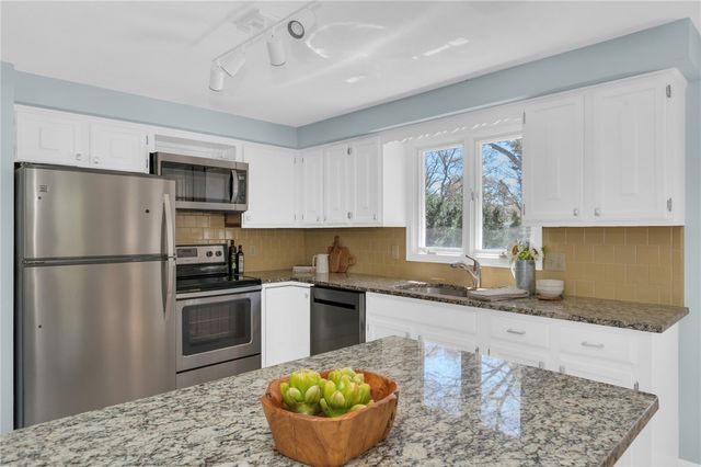 6 Acre Avenue, Barrington, RI 02806