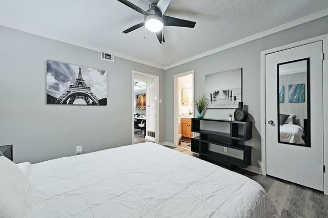 711 Eberhart LN 107, Austin, TX 78745