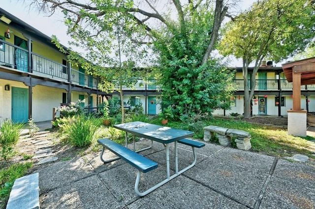 711 Eberhart LN 107, Austin, TX 78745