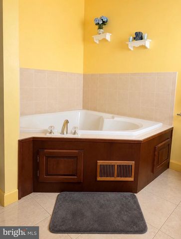 1032 ITHICA, Reading, PA 19605