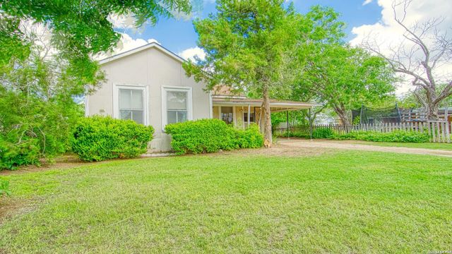 1107 Trail St, Floresville, TX 78114