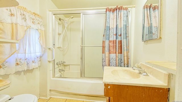 1107 Trail St, Floresville, TX 78114