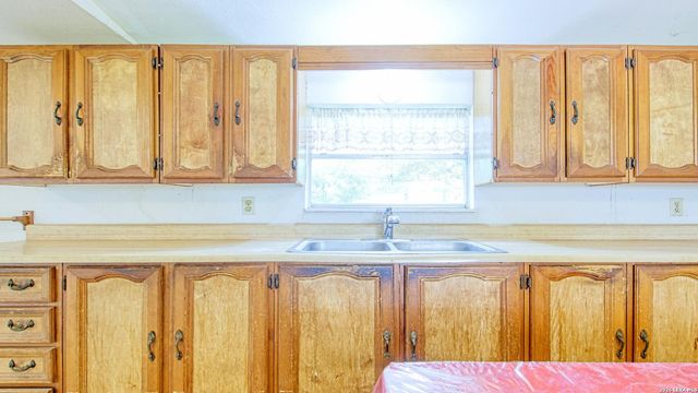 1107 Trail St, Floresville, TX 78114