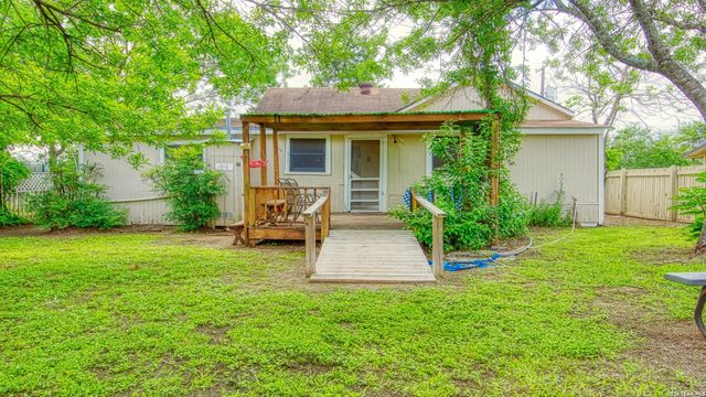1107 Trail St, Floresville, TX 78114