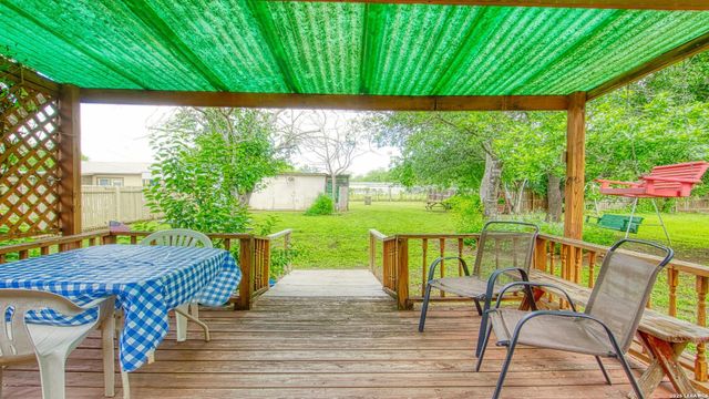 1107 Trail St, Floresville, TX 78114